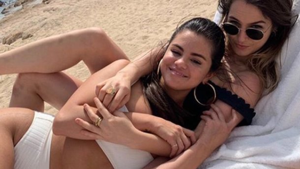 Selena Gomez en pleine forme dévoile son corps sexy en bikini sur la plage