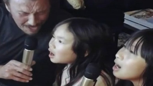Johnny Hallyday chante avec ses filles !