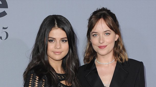 Selena Gomez fait une surprise à Dakota Johnson