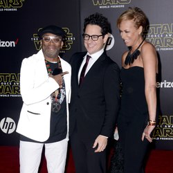 Spike Lee, J.J. Abrams et Tonya Lewis Lee à la première mondiale de Star Wars Episode VII à Los Angeles