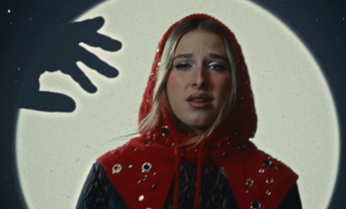 Helena dans le clip de "Capuche"