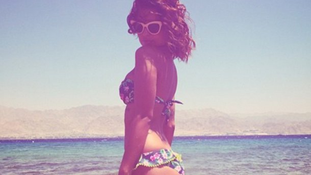 Tal sublime en bikini devant la mer!