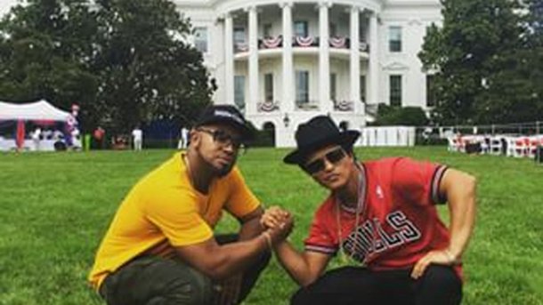 Bruno Mars chante pour Barack Obama!