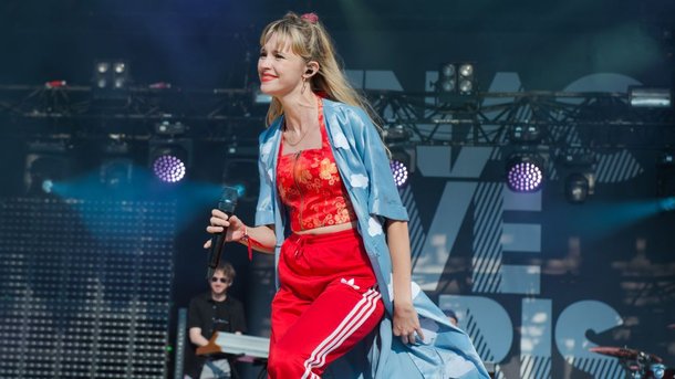 Angèle: tout sur son titre "La loi de Murphy"