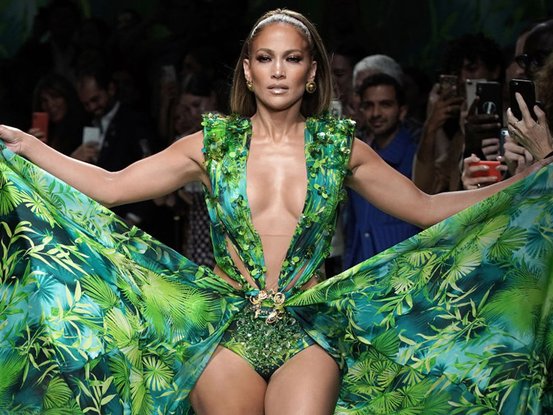 Jennifer Lopez fait sensation dans sa robe Versace