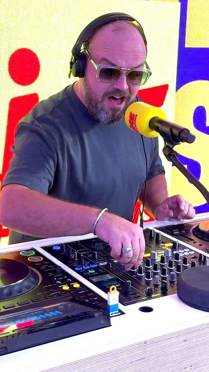 Alban Ivanov alias DJ Mes Couilles - Afterwork du rire sur Rire & Chansons - photo 2