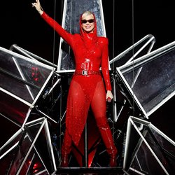 Katy Perry a enchaîné les looks très excentriques pendant sa tournée Prism. A l'image de cette combinaison rouge vif à capuche.