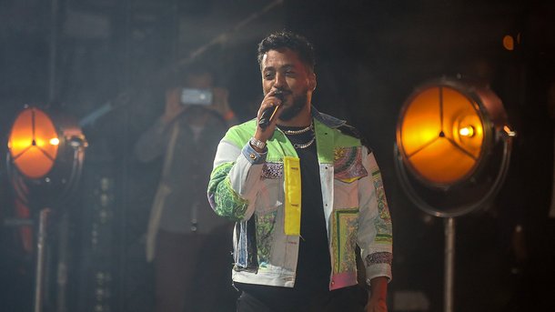 Slimane: son bébé trop mignon ne le lâche pas!