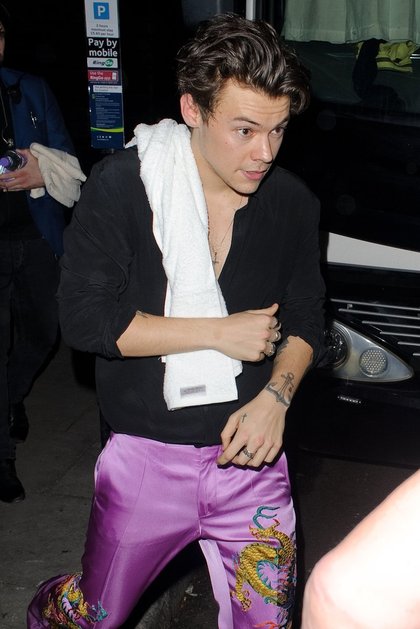 Harry Styles porte un pantalon en satin lavande brodé
