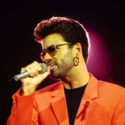 Quelque soit l'époque, George Michael utilise aussi son look pour faire passer des messages forts. Couleurs vives, t-shirts à message... L'artiste se sert de son style pour faire entendre sa voix.