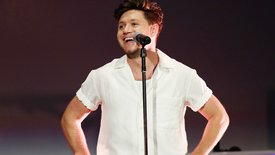 Niall Horan surpris en train d’embrasser une autre célébrité après les BRIT Awards