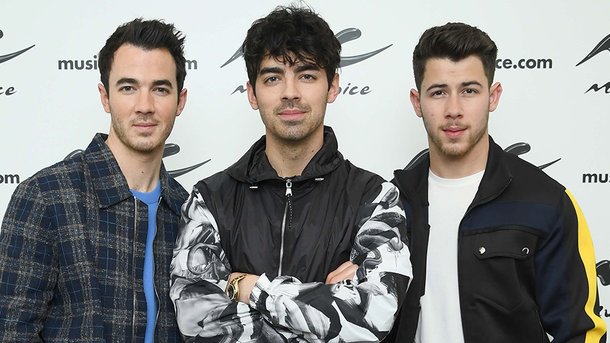 Les Jonas Brothers annoncent la sortie de leur nouveau hit, «Cool»!