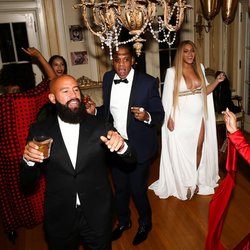 Jay-Z, Beyoncé et Kelly Rowland avec leurs amis