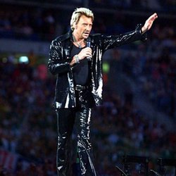 Johnny Hallyday en costume brillant