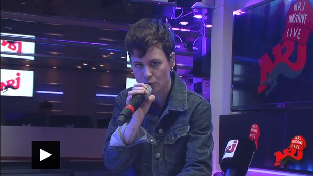 Christine and The Queens retourne le studio de NRJ avec son live de «Damn, Dis-Moi»