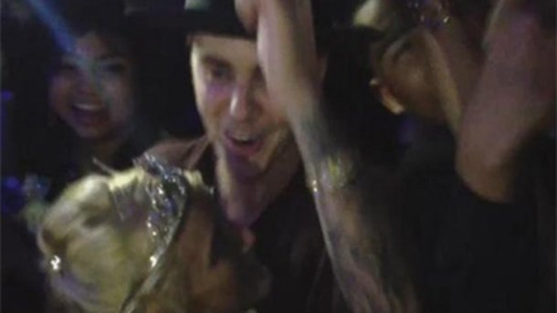 Justin Bieber s'invite à un bal de promo!