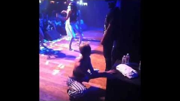 Miley Cyrus : sa danse très "hot" sur scène !