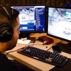 Doigby du DominGo Radio Stream, jouant à Trackmania.