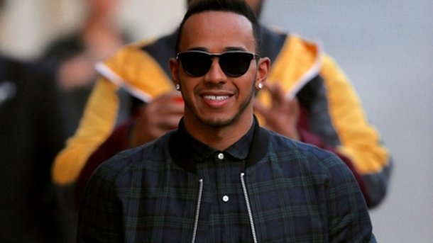 Lewis Hamilton : et en plus il sait chanter!