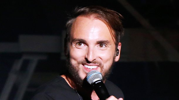 Christophe Willem copie le look de Rihanna et c'est hilarant !
