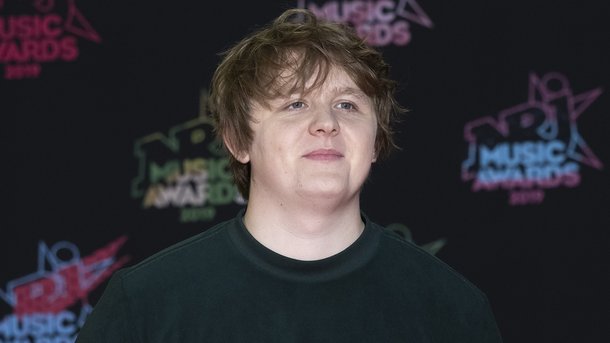 Lewis Capaldi célèbre dans son lit le succès de «Before You Go»