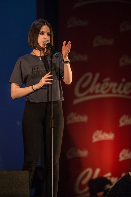 Marina Kaye sur la scène du Concert privé Pop Love