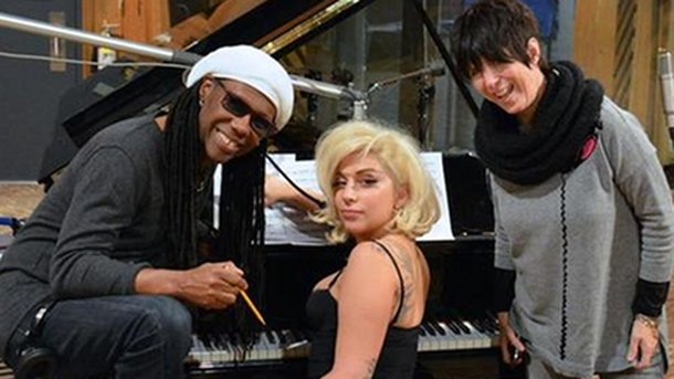 Lady Gaga bien entourée en studio!