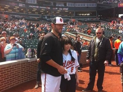 Carly Rae Jepsen: Y a des jours on se sent plus petites que les autres. Je traîne@JArrieta34 des@orioles #5'2Pride 