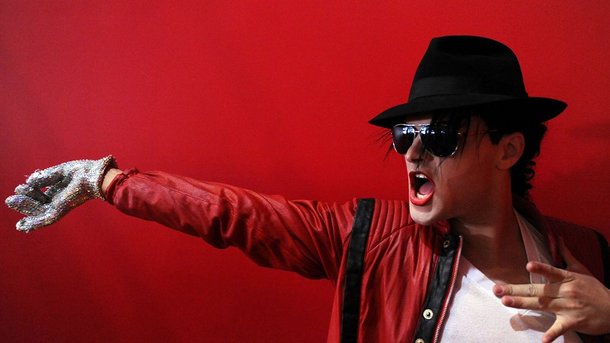 Pourquoi Michael Jackson portait-il un gant à la main droite?