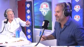 Philippe Candeloro fait une surprise en direct à Nelson Montfort - Rire & Chansons Football Club
