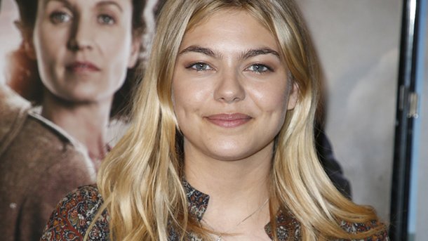 Louane, un look hippie-chic à l’avant-première de « Nos patriotes »