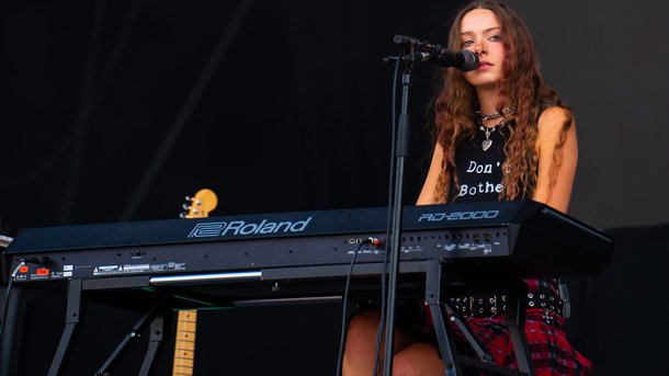 Holly Humberstone partage le clip vidéo engagé "Can You Afford To Lose Me?"