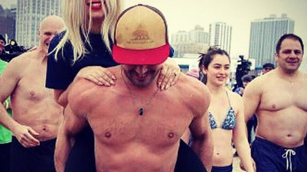 Lady Gaga : elle plonge dans la glace pour la bonne cause!