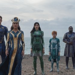Kingo (Kumail Nanjiani), Makkari (Lauren Ridloff), Gilgamesh (Don Lee), Thena (Angelina Jolie), Ikaris (Richard Madden), Ajak (Salma Hayek), Sersi (Gemma Chan), Sprite (Lia McHugh), Phastos (Brian Tyree Henry) et Druig (Barry Keoghan) dans "Les Eternels"