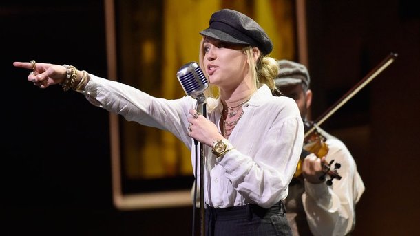 Miley Cyrus: zoom sur le sulfureux clip "Wrecking Ball"