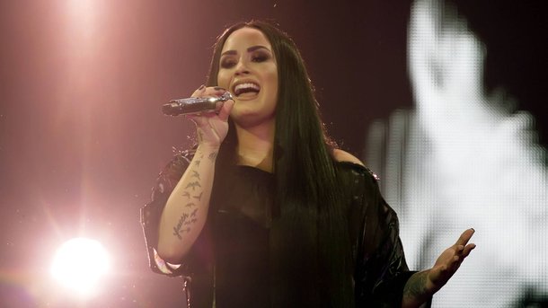 Demi Lovato: émue aux larmes pour sa première performance sur son hit «Sober»
