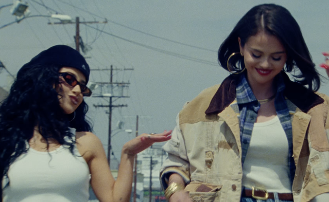 Becky G et Selena Gomez dans le clip “Te Olvido (La La)”