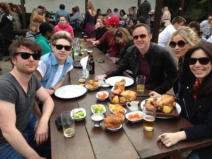 Niall Horan en terrasse 