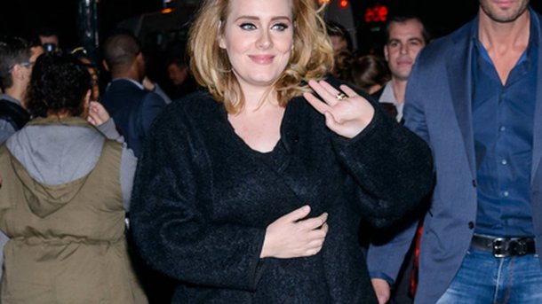 Adele rend hommage aux victimes des attentats!