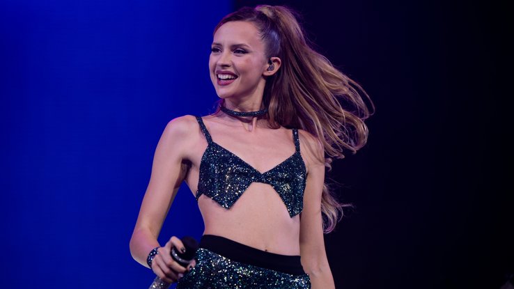 Angèle performe sur la scène de Coachella en 2023