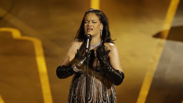 Oscars 2023 : Rihanna interprète pour la première fois "Lift Me Up" sur scène