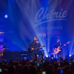 Patrick Bruel fait grimper la température devant une salle pleine à craquer lors de Concert super privé.