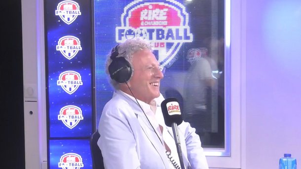Nelson Montfort commente en anglais le match France - Finlande - Rire & Chansons Football Club