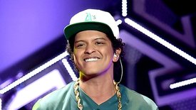 Bruno Mars repéré en studio : bientôt de nouvelles chansons ?