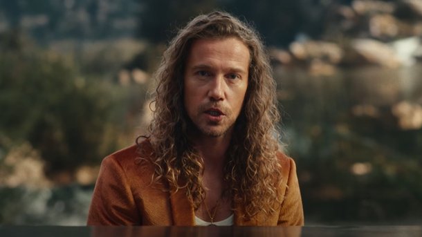 Julien Doré reprend Mylène Farmer pour le premier extrait de son album « Imposteur »