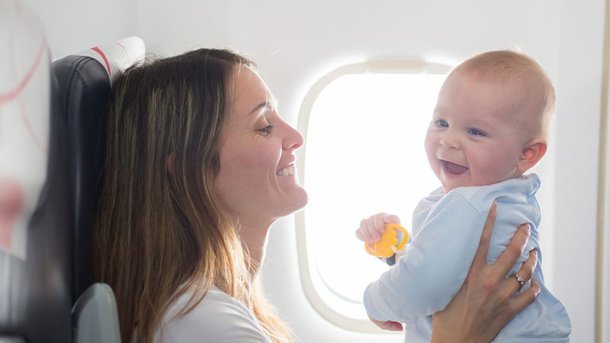 La femme Chérie de la semaine : Pour le premier vol de bébé, elle prépare un kit de survie pour les passagers