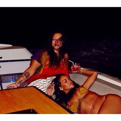 Rihanna enlève le haut !