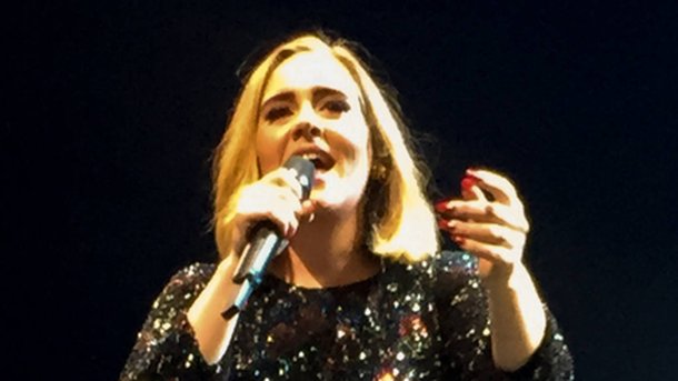 Adele : émue aux larmes sur scène devant un spéctateur très particulier!