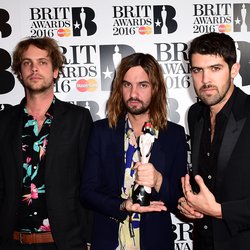 Jay Watson, Kevin Parker et Cam Avery de Tame Impala arrivent aux Brit Awards 2016