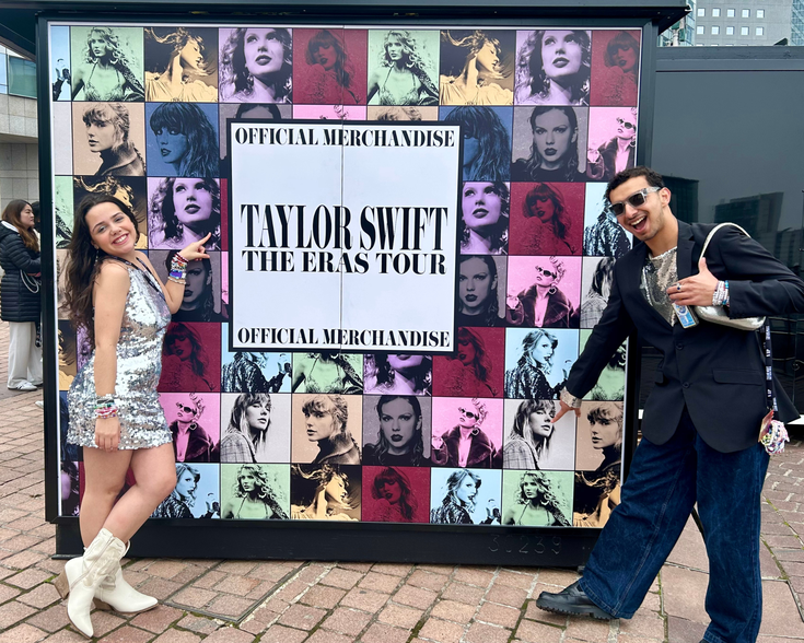 Fans de Taylor Swift sur le parvis de l'Accor Arena de la Défense, jeudi 9 mai 2024